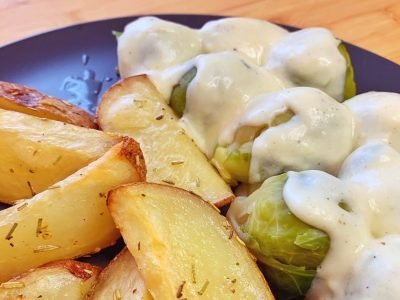 Брюссельская капуста с чесноком в сливках