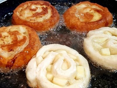 Яблочные булочки на сковороде без дрожжей