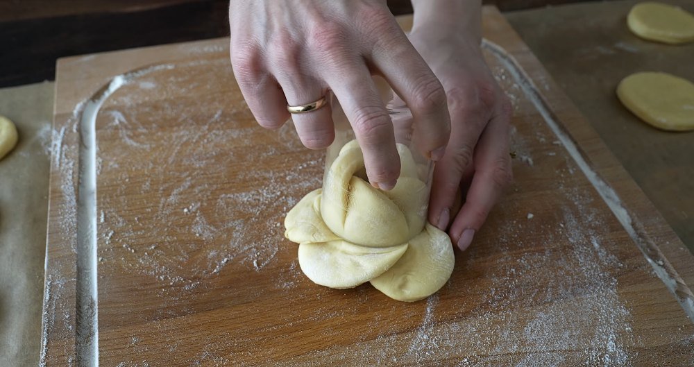 булочки-розочки с джемом