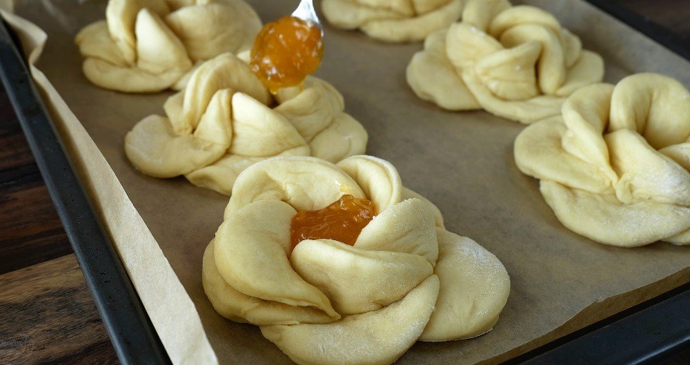 булочки-розочки с джемом
