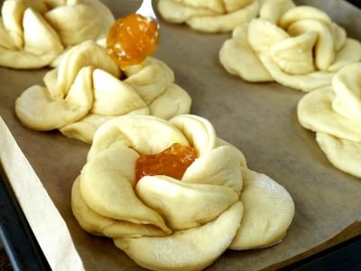 Ароматные булочки-розочки с джемом