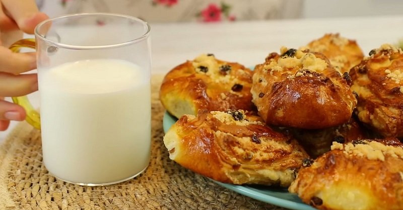 готовые булочки с изюмом