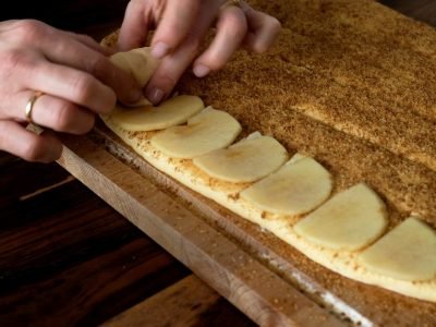 Пышные булочки с корицей «Яблочные розы»