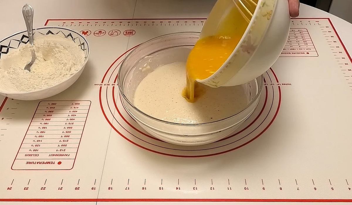 добавление яичной смеси в опару