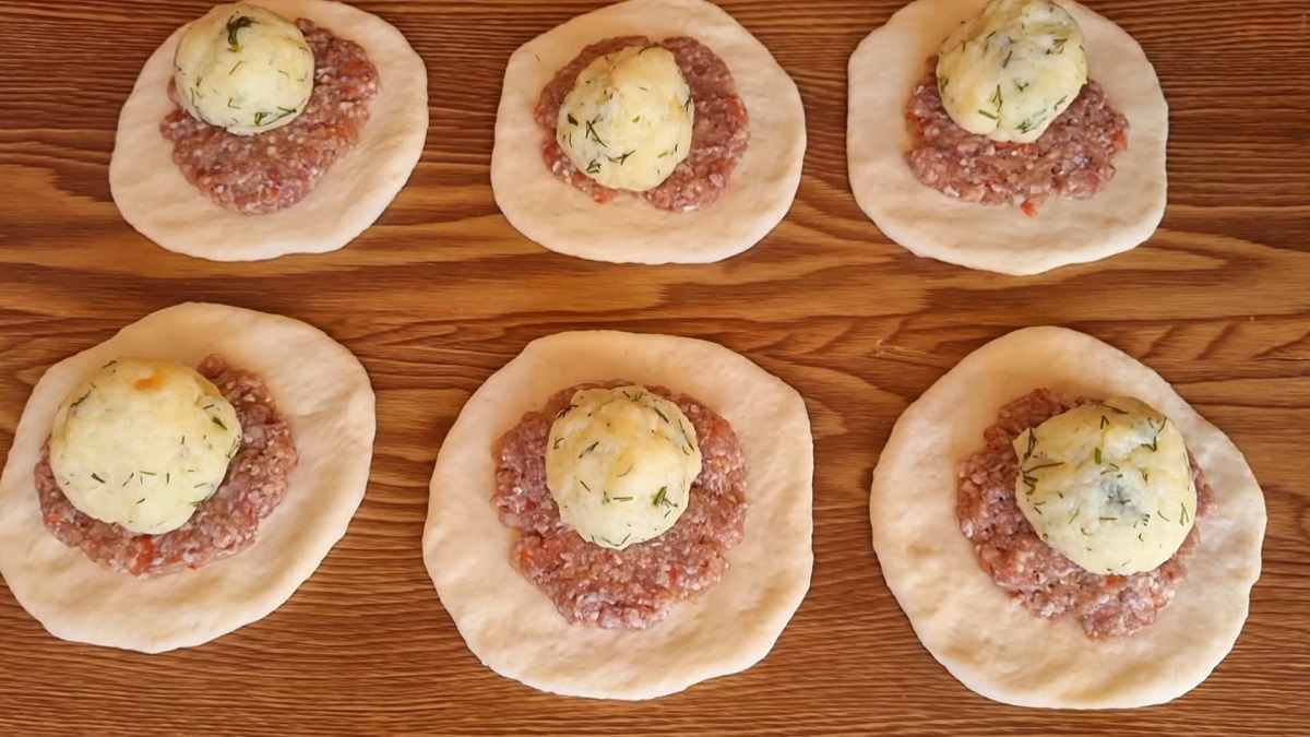 тесто, фарш и картофель