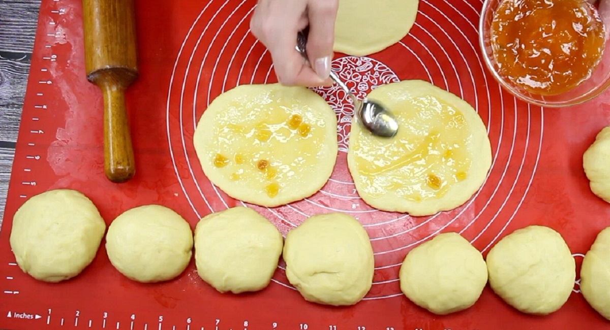 пласты из теста с повидлом