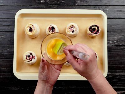 Булочки с творожным кремом и черникой