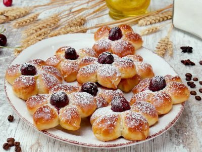 Булочки с вишней