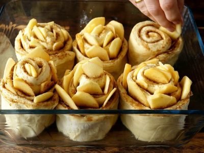 Нежные булочки с яблоком и корицей