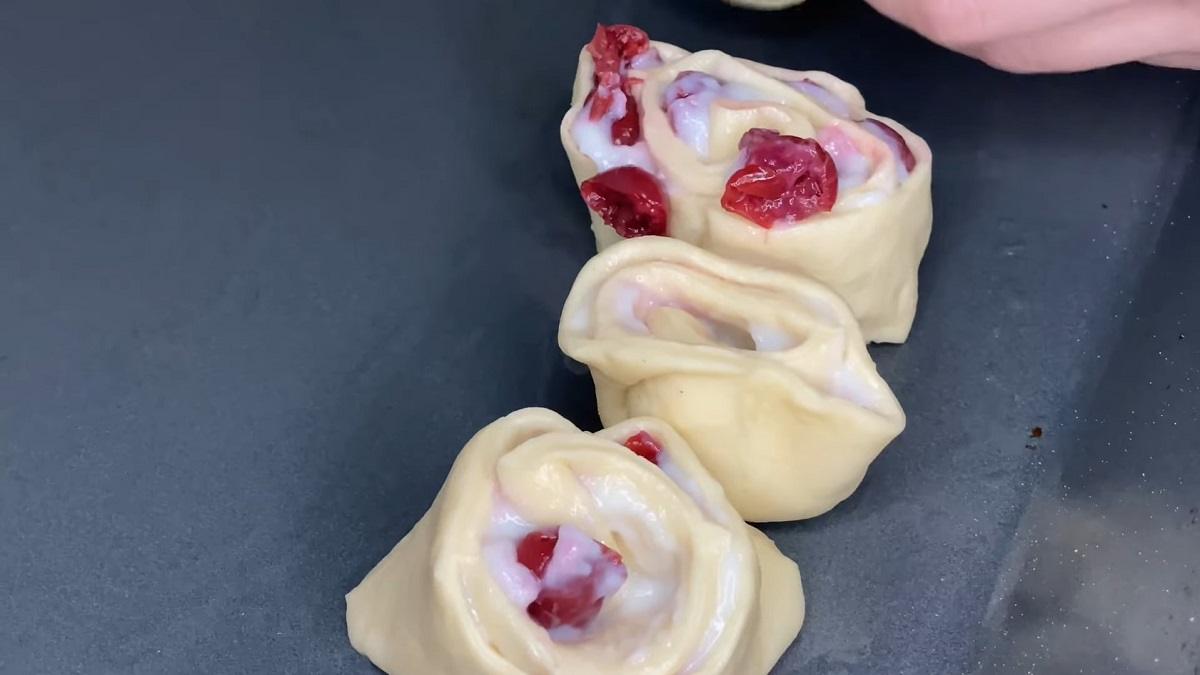 сырые булочки на противне