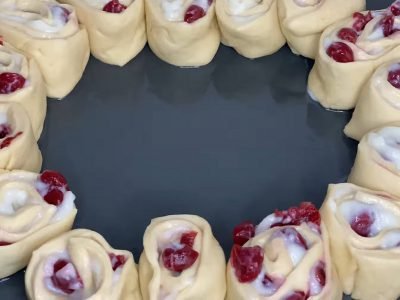 Булочки с заварным кремом и вишней в духовке