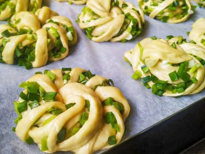 Сдобные булочки с зеленым луком