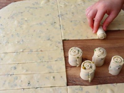 Слоеные булочки-улитки с зеленым луком