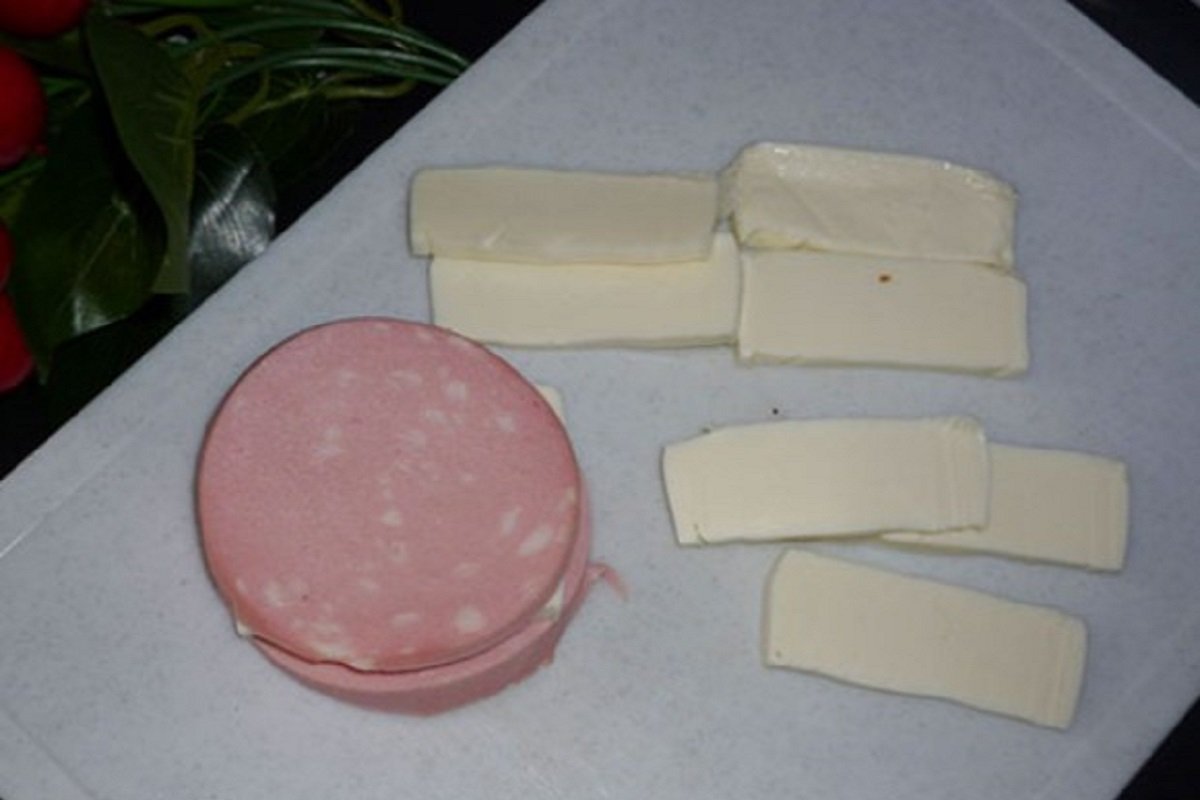 колбаса и сыр для начинки