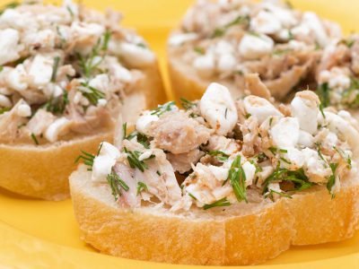 Бутерброды с консервированным тунцом