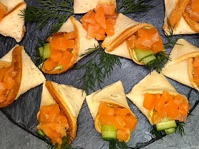 Праздничные бутерброды с красной рыбой