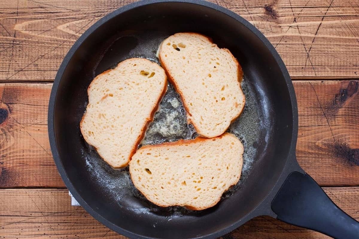 батон на сковороде