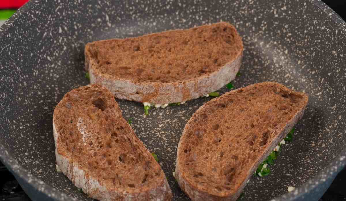 бутерброды на сковороде