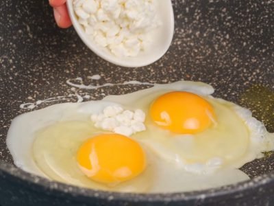 Бутерброды с яичницей на сковороде