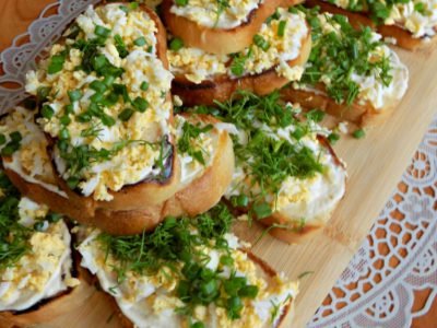 Острые бутерброды с яйцом и зеленью