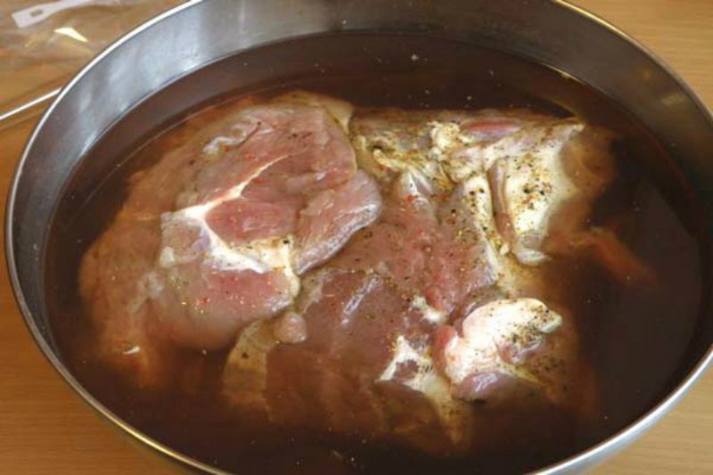 Мясо замоченное в воде. Свинина в рассоле. Мясо в рассоле для запекания.
