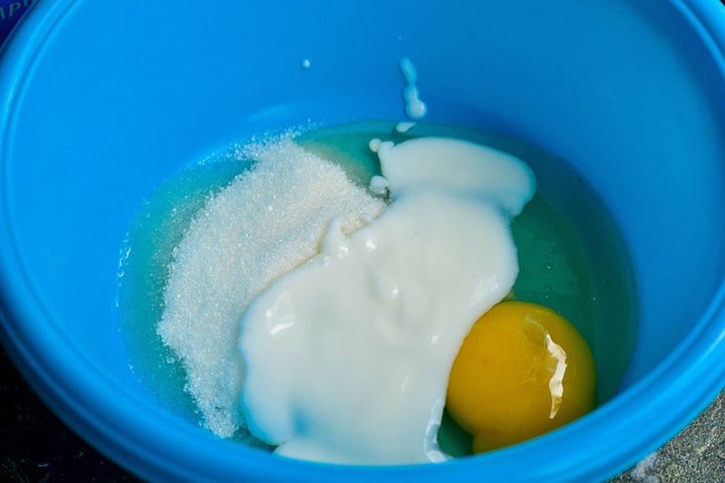 яйца с сахаром в миске