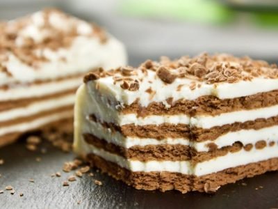 Быстрый торт со сгущенкой без выпечки