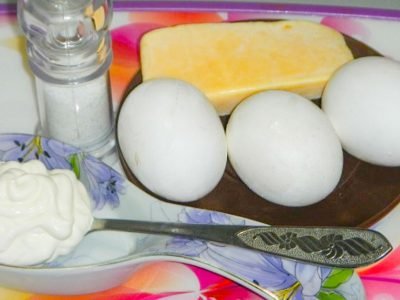 Быстрый завтрак из яиц и сметаны