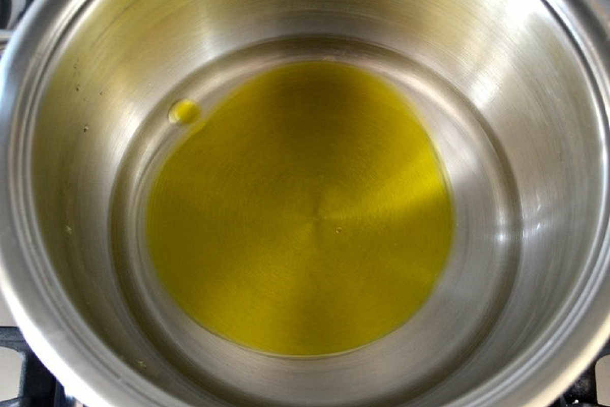 масло в кастрюле