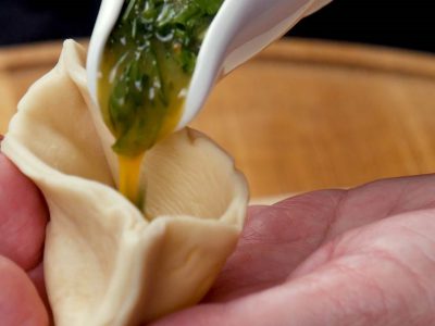 Чебуреки с сырым яйцом