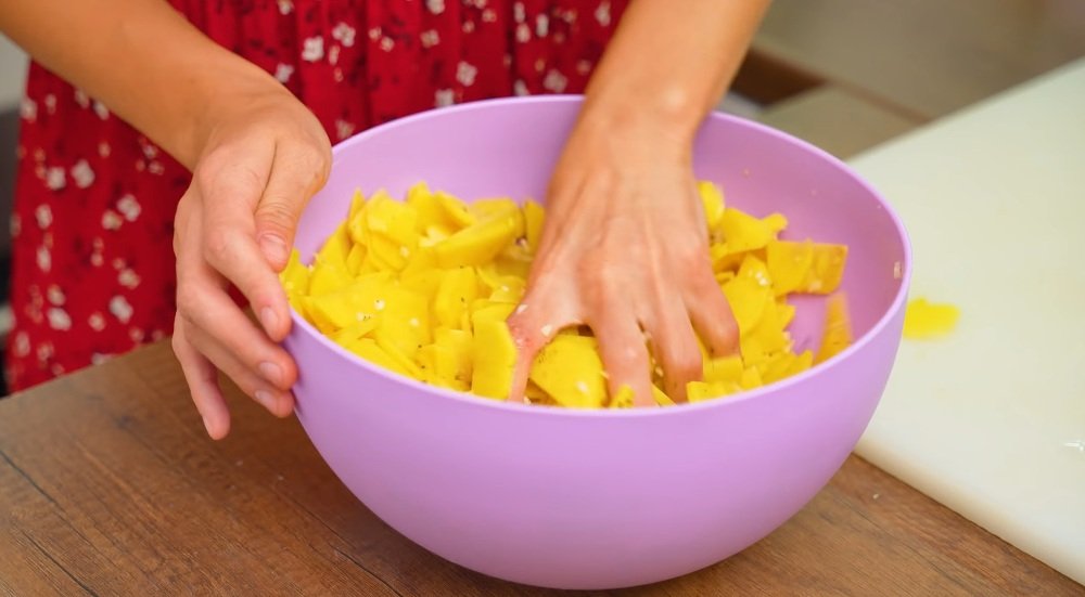 чемодан из картофеля и мяса