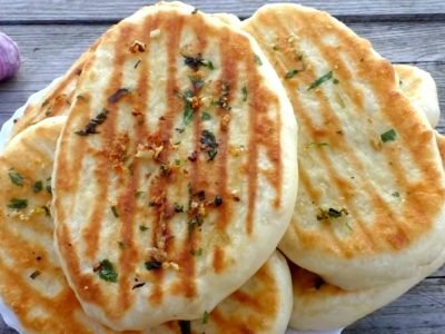 Чесночные лепешки на кефире