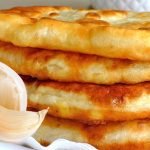 Чесночные лепешки на сковороде