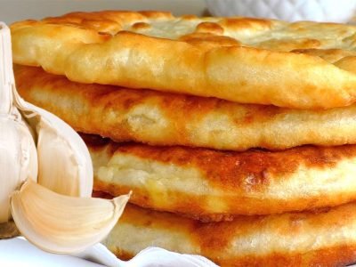 Чесночные лепешки на сковороде