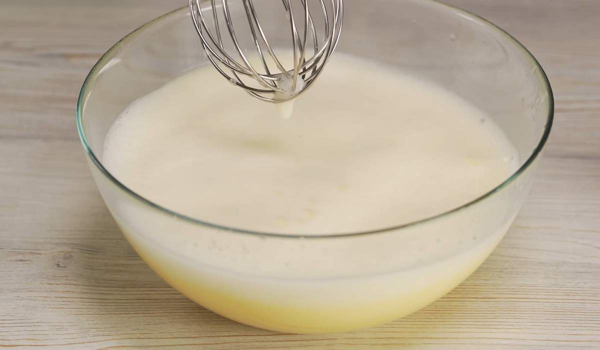 яйца, взбитые с уксусом и бульоном