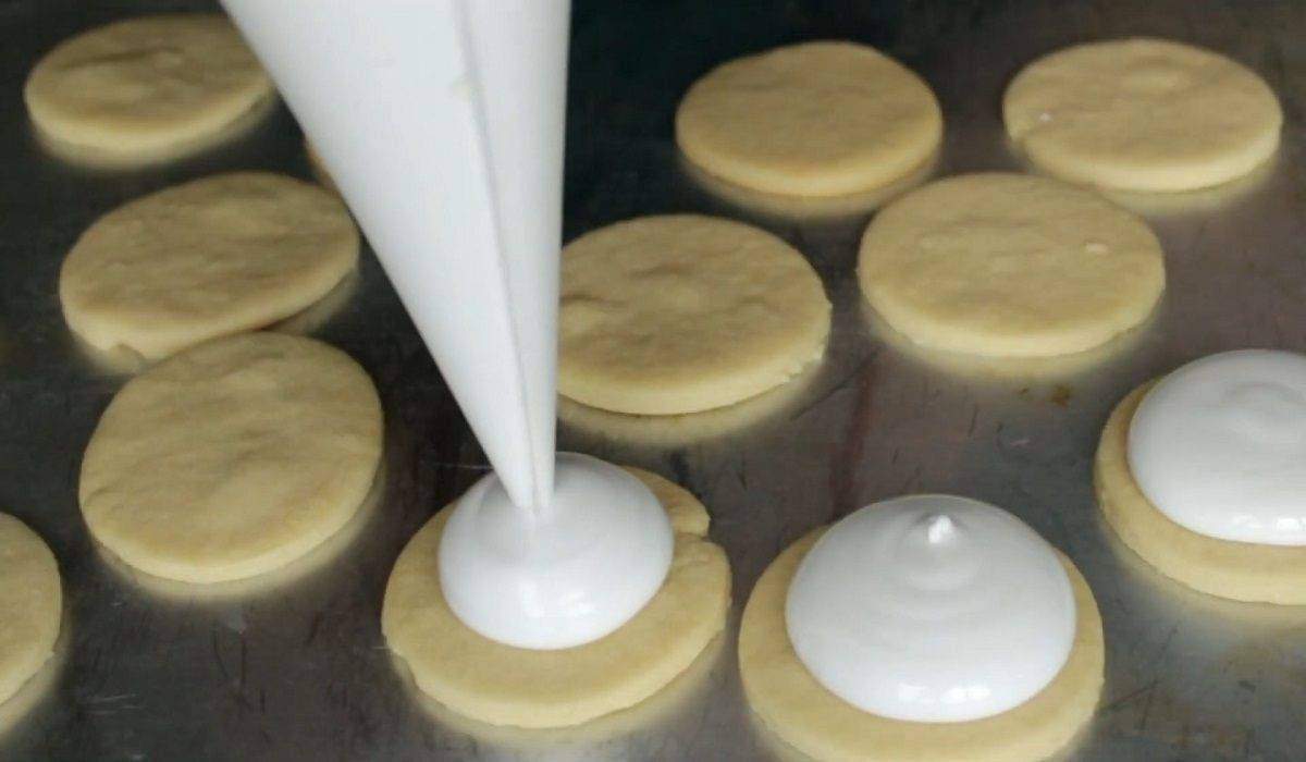 выкладывание начинки на печенья