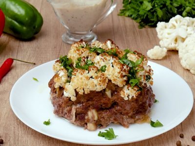 Цветная капуста с мясом и соусом бешамель