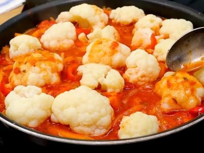 Сочная цветная капуста с томатами на сковороде