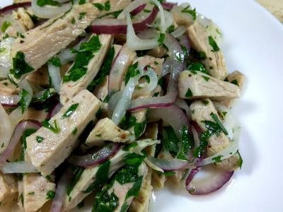 Деревенский свадебный салат из свинины с луком