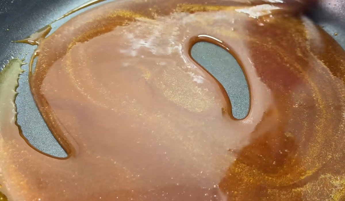 сахарная пудра на сковороде