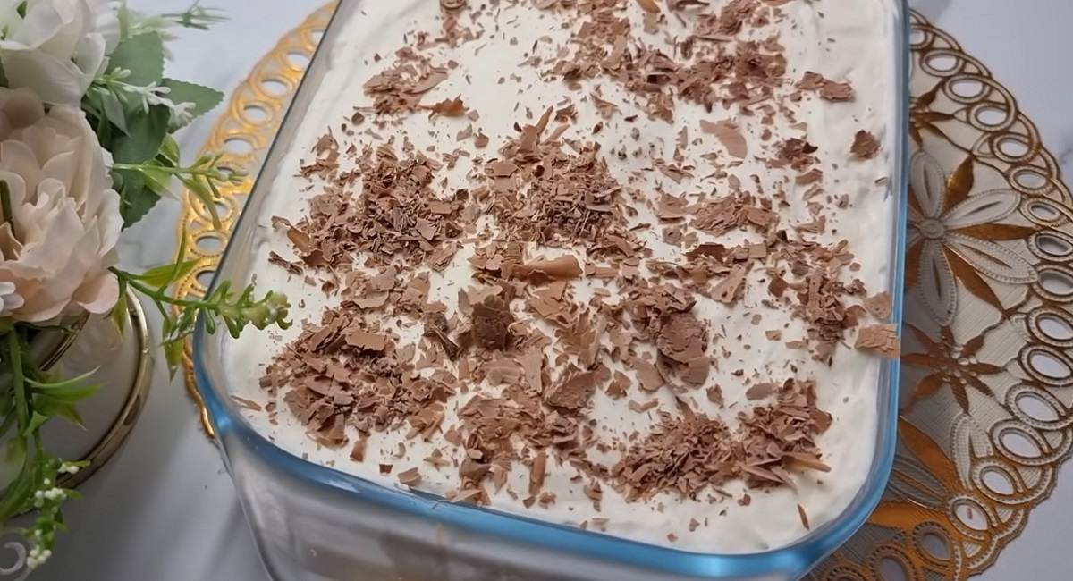 украшение десерта шоколадом