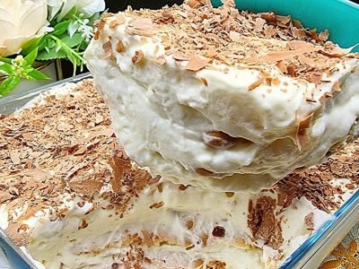 Многослойный десерт из молока и печенья без выпечки