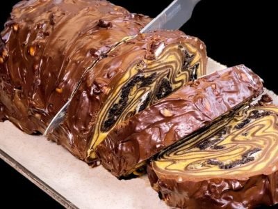 Десерт из шоколадных блинов и печенья «Орео»