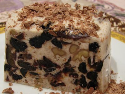 Десерт из сметаны с черносливом и орехами