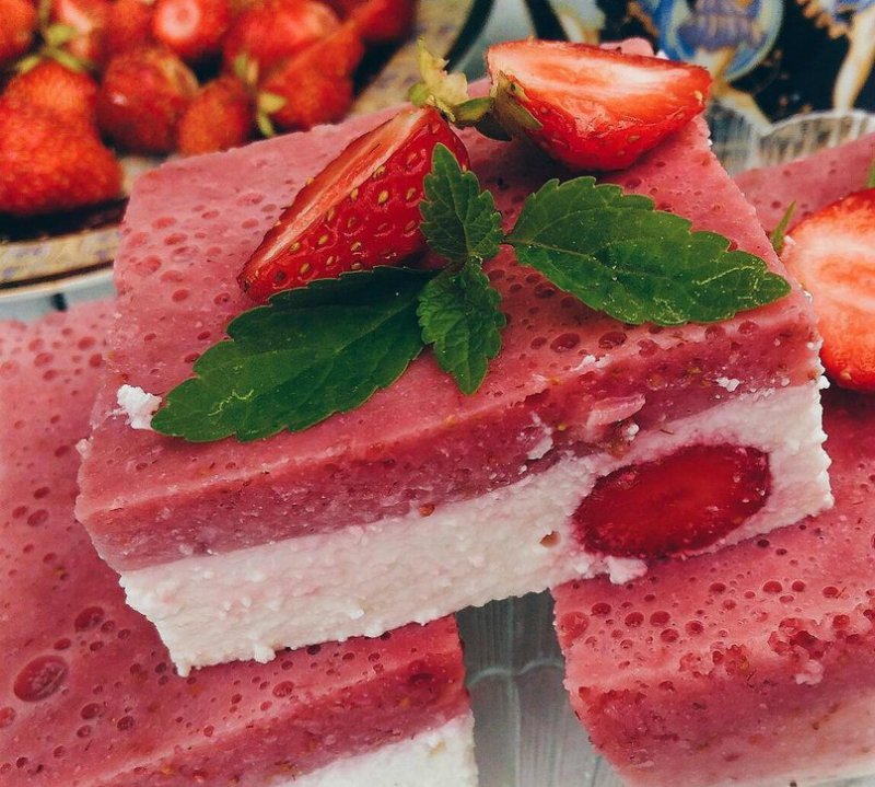 творожно-клубничный десерт