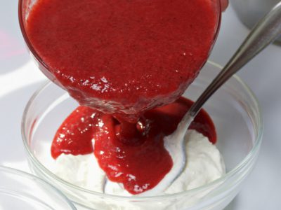 Десерт из творога и клубники