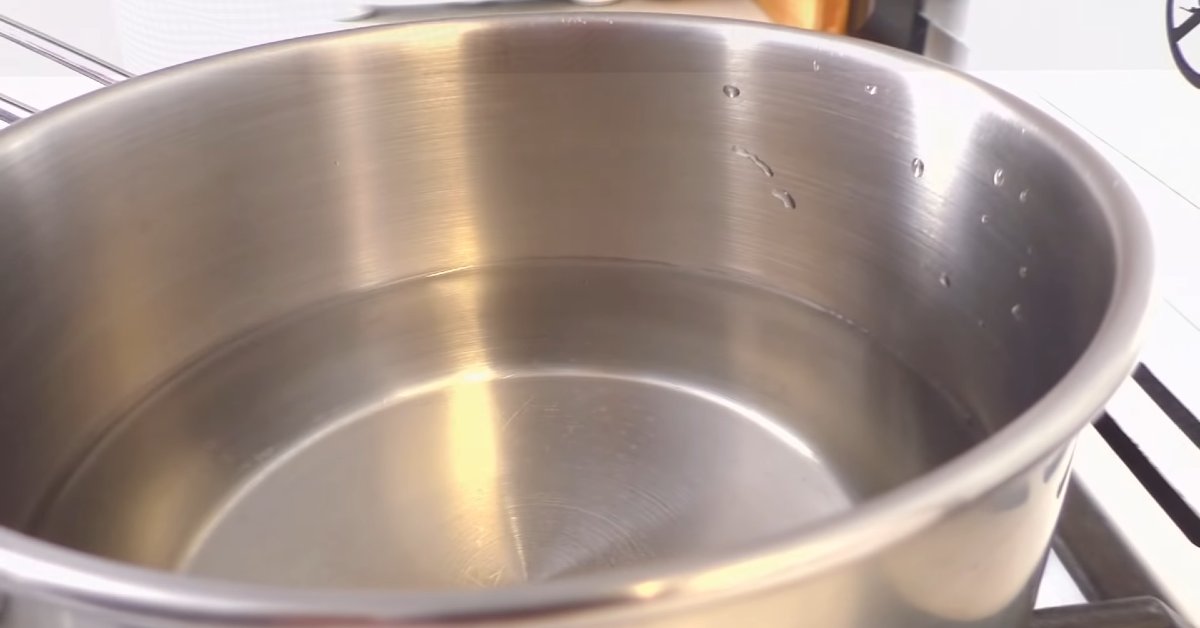 кастрюля с водой