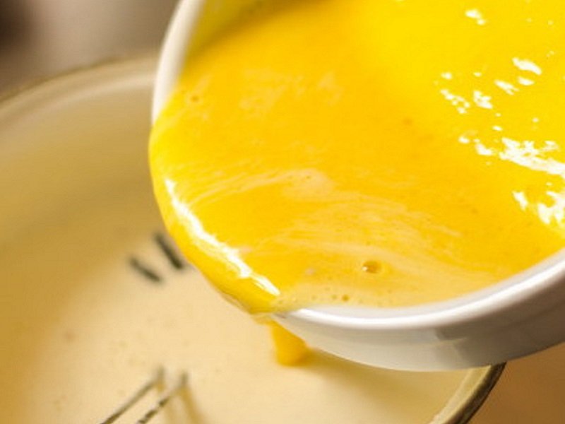 смешивание желтковой и сливочной масс