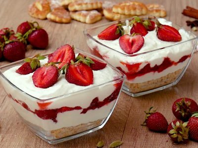 Десерт с клубникой и творогом