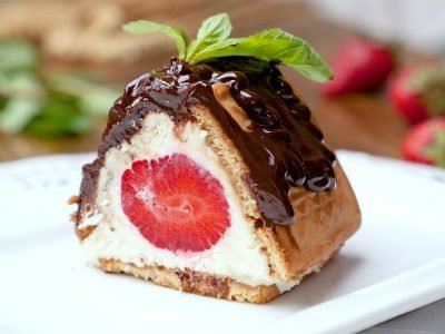 Творожный десерт с клубникой